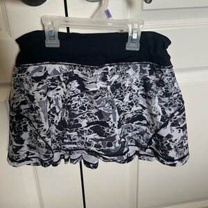 Lululemon Skirt in black and white. Size 2 regular.